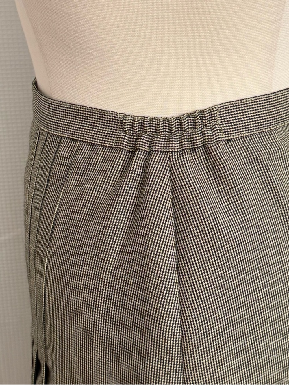 Women's Vintage Houndstooth Pattern Pleated Pencil Skirt, Tan and Black, Size 12 - Picture 5 of 8